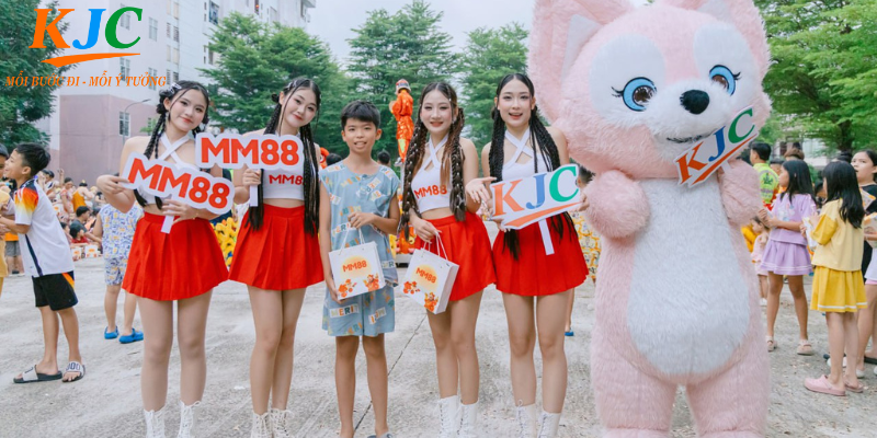 KJC phát quà cho các em nhỏ